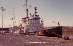 CGC Ojibwa at Buffalo Dock.JPG (75037 bytes)
